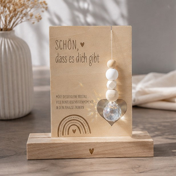 Holzkarte mit Kristall-Sonnenfänger im optionalen Holz-Kartenhalter