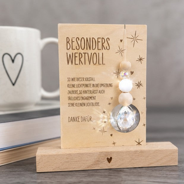 Holzkarte mit der Gravur „Besonders wertvoll“, funkelndem Kristall und filigranen Sternmotiven, optional mit passendem Kartenhalter aus Holz – besonderes Dankeschön-Geschenk für Erzieherinnen, Lehrerinnen und liebe Menschen.