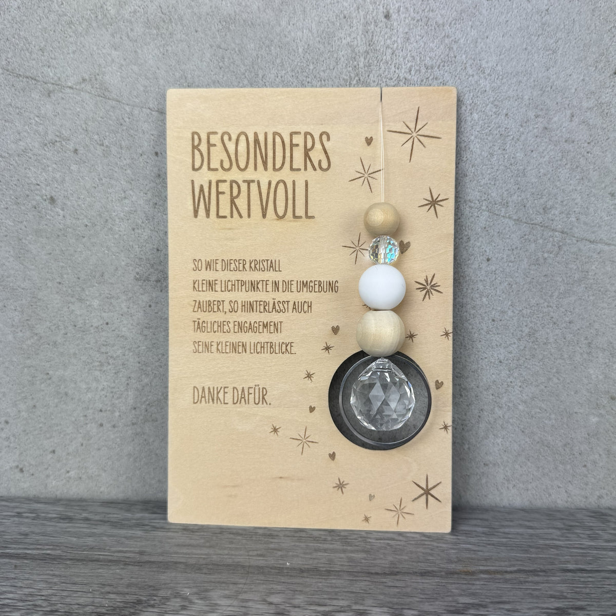 nur Karte ohne Halter - Holzkarte mit der Gravur „Besonders wertvoll“, funkelndem Kristall und filigranen Sternmotiven, optional mit passendem Kartenhalter aus Holz – besonderes Dankeschön-Geschenk für Erzieherinnen, Lehrerinnen und liebe Menschen.