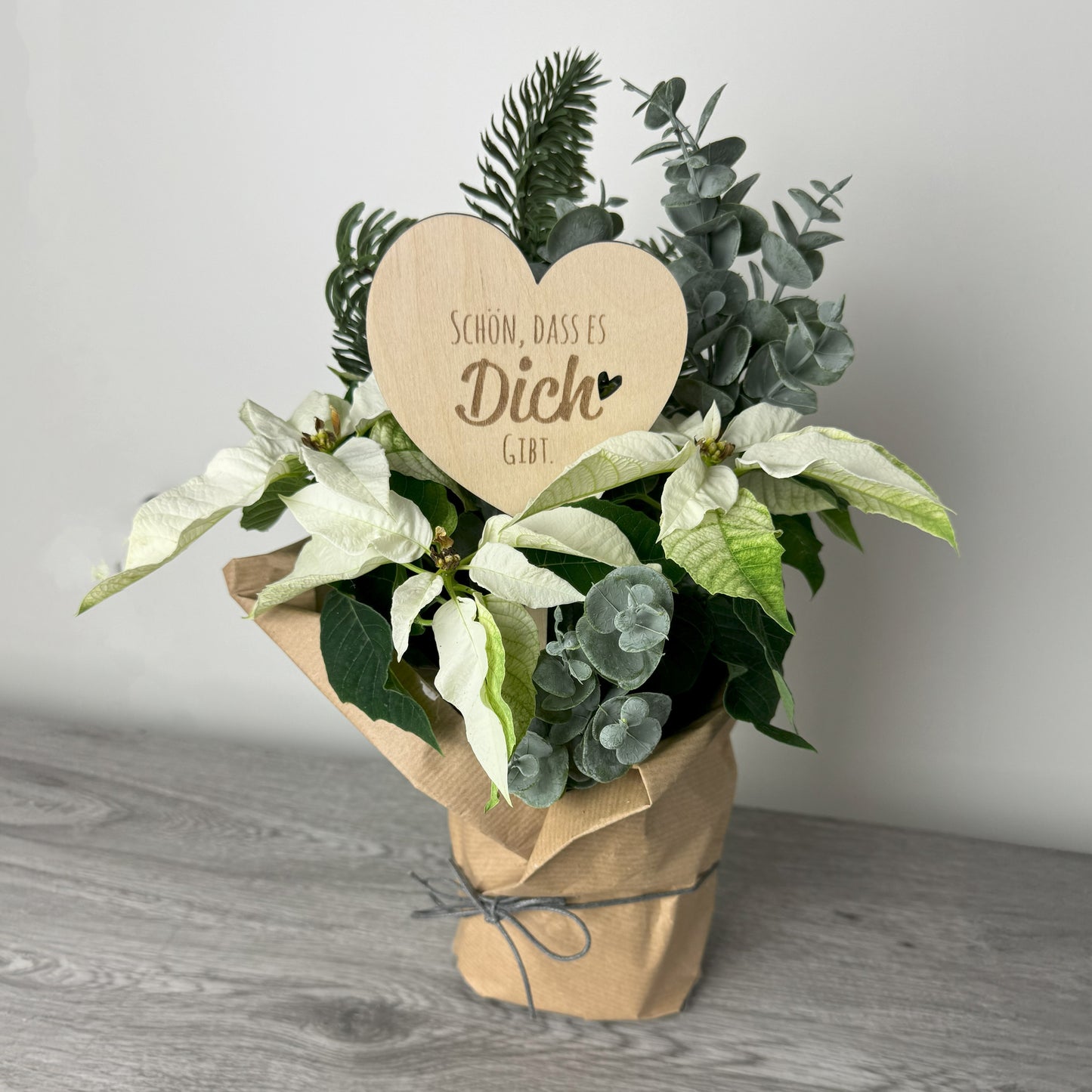 Dekobeispiel - Präsentationsbeispiel für Blumenstecker aus Holz in Herzform mit Gravur Schön, dass es dich gibt - ideal als Geschenk und Dekoration von Blumensträußen, Topfblumen, Pflanzen oder Präsentkörben, Geschenkkisten