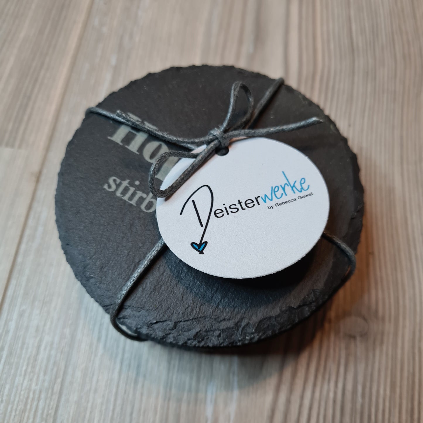 4er Set Schieferuntersetzer mit Bier Sprüchen besondere Geschenkidee für echte Bierliebhaber Geschenk für Präsentkorb oder zur Gutscheinverpackung für eine Brauereibesichtigung oder ein Bier-Tasting bestes Geschenk für Männer Geschenkset