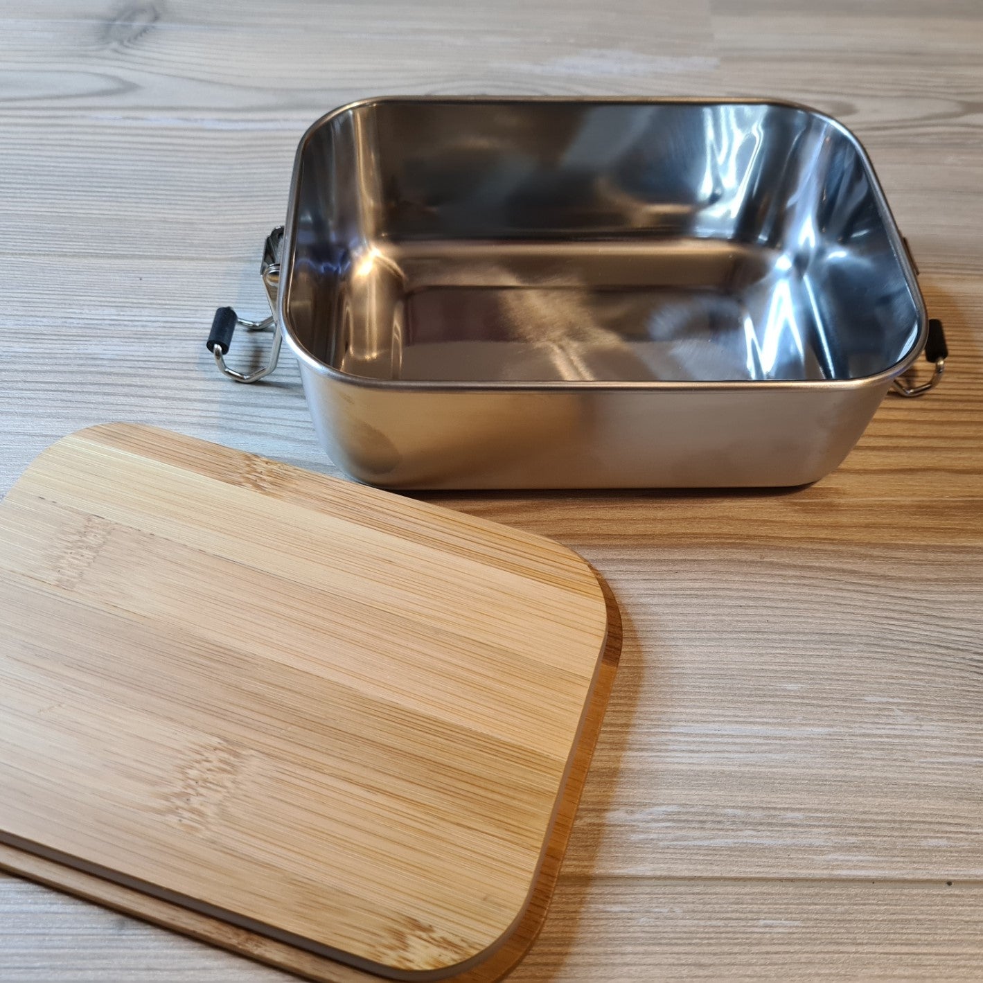 Brotdose Innenansicht Edelstahl Bambusdeckel 750 ml Füllmenge, personalisiert mit hochwertiger Gravur