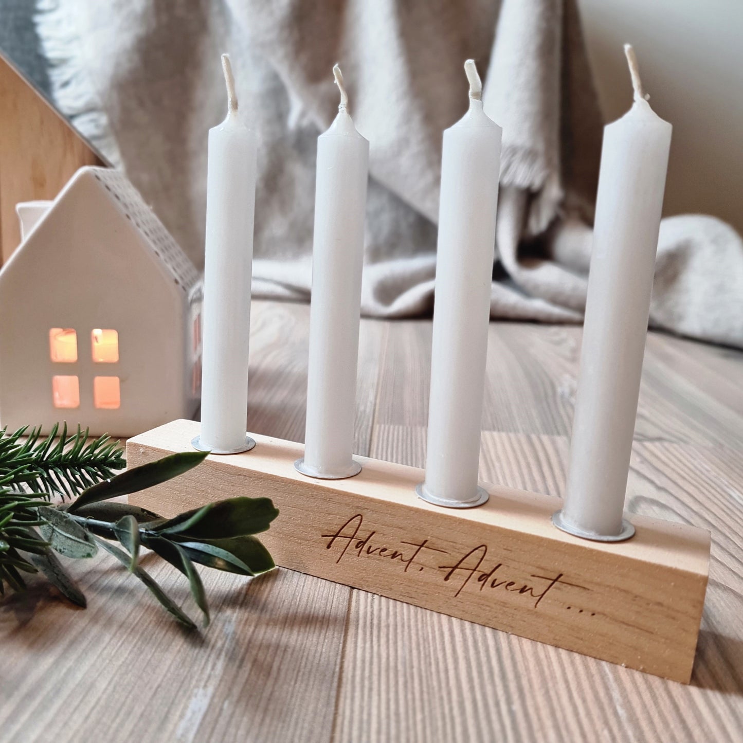 Detailansicht Adventskranz Advent to go, Tüllen Kerzenhalter inklusive Kerzen verpackt in praktischer Geschenkbox