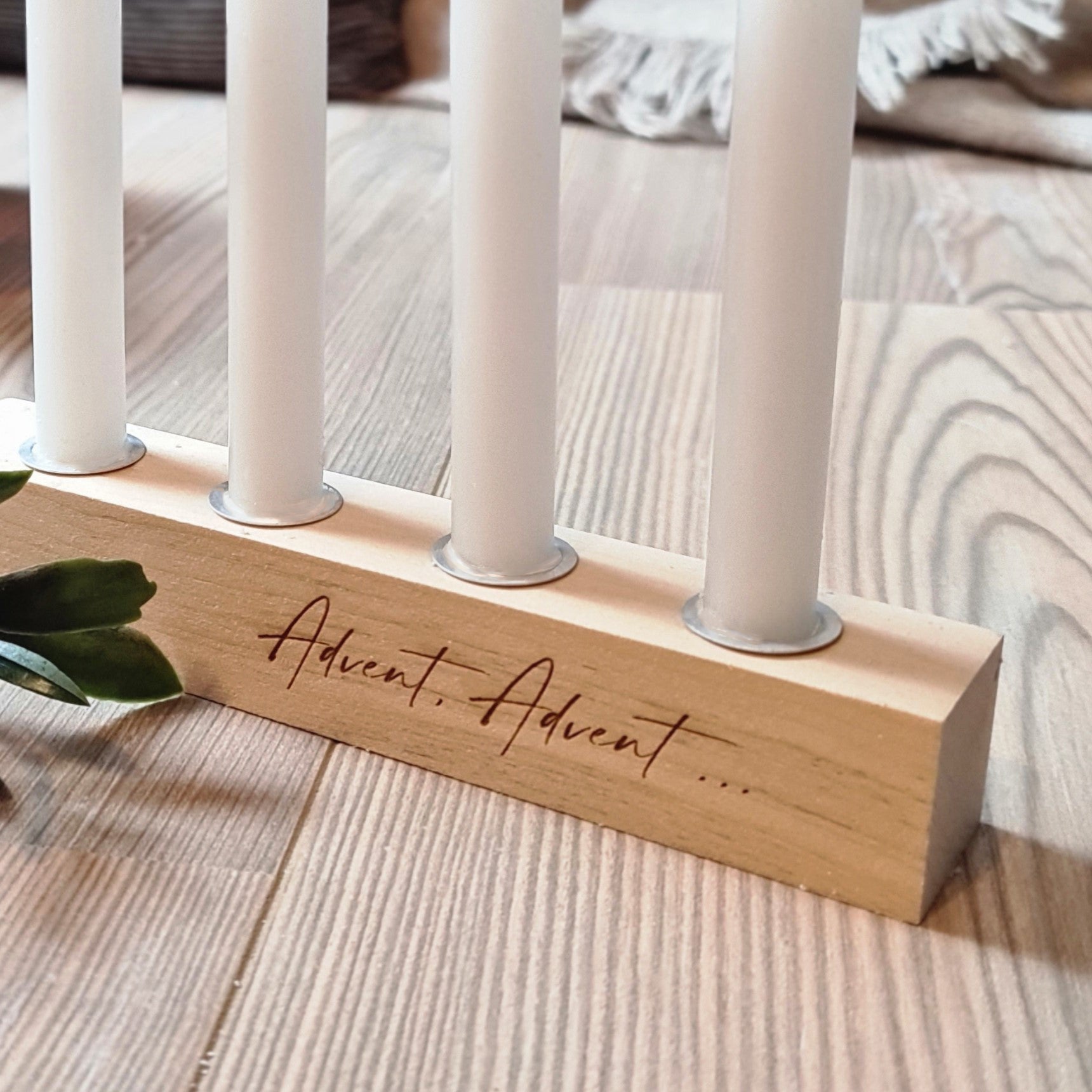 Detailansicht Holzsockel mit Gravur, Advent to go, Adventskranz, Adventsgestell, Geschenk zur Adventszeit