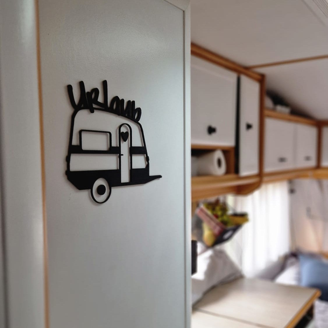 Dekorationsbeispiel Wohnwagen Schranktür