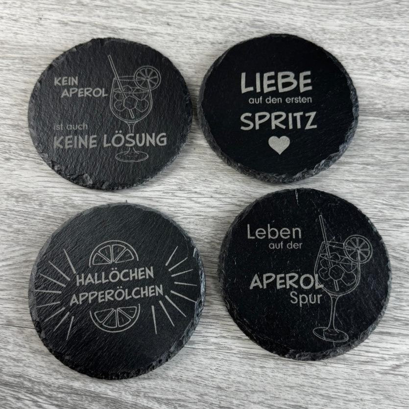 Übersicht 4er Set Schieferuntersetzer mit Aperol-Sprüchen- Hallöchen Aperölchen, Liebe auf den ersten Spritz, Leben auf der Aperol-Spur, kein Aperol ist auch keine Lösung