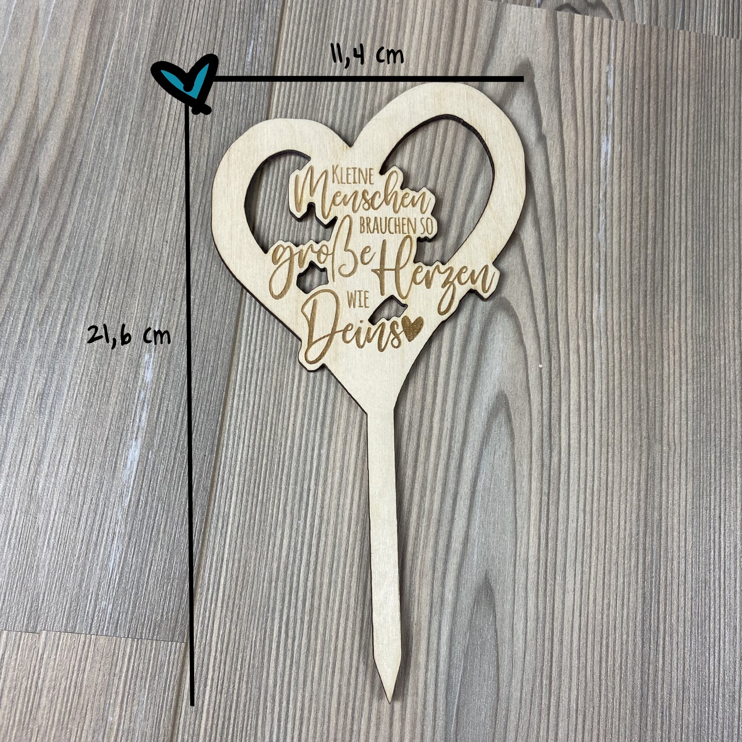Blumenstecker aus Holz mit Motiv Herz und Spruch kleine Menschen brauchen so große Herzen wie Deins Geschenkidee für Erzieher Erzieherinnen Tagesmutter Tagesvater Lehrerin Lehrer Wertschätzung Danke sagen Kinderbetreuung Maße