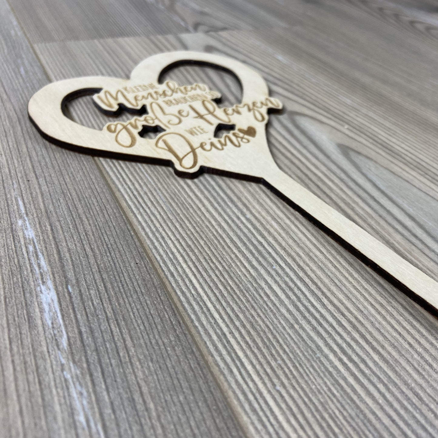 Blumenstecker aus Holz mit Motiv Herz und Spruch kleine Menschen brauchen so große Herzen wie Deins Geschenkidee für Erzieher Erzieherinnen Tagesmutter Tagesvater Lehrerin Lehrer Wertschätzung Danke sagen Kinderbetreuung Detail 3