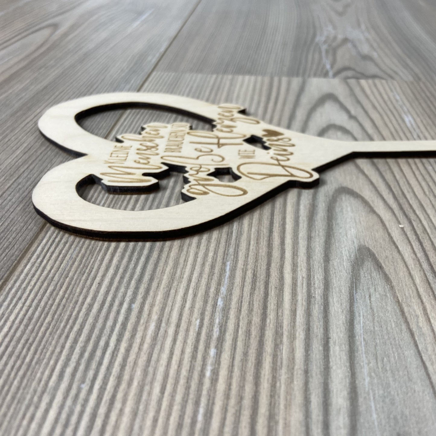 Blumenstecker aus Holz mit Motiv Herz und Spruch kleine Menschen brauchen so große Herzen wie Deins Geschenkidee für Erzieher Erzieherinnen Tagesmutter Tagesvater Lehrerin Lehrer Wertschätzung Danke sagen Kinderbetreuung Detail 2