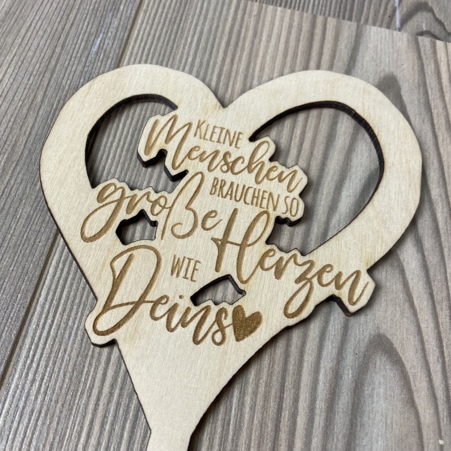 Blumenstecker aus Holz mit Motiv Herz und Spruch kleine Menschen brauchen so große Herzen wie Deins Geschenkidee für Erzieher Erzieherinnen Tagesmutter Tagesvater Lehrerin Lehrer Wertschätzung Danke sagen Kinderbetreuung Detail