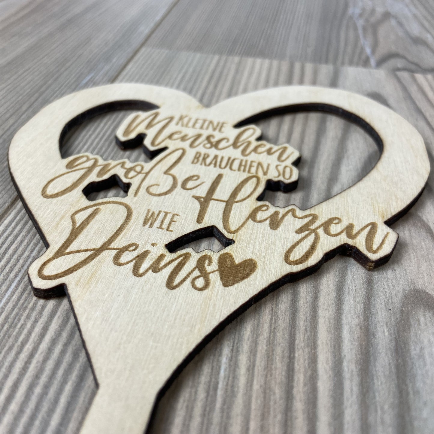 Blumenstecker aus Holz mit Motiv Herz und Spruch kleine Menschen brauchen so große Herzen wie Deins Geschenkidee für Erzieher Erzieherinnen Tagesmutter Tagesvater Lehrerin Lehrer Wertschätzung Danke sagen Kinderbetreuung Detail 1