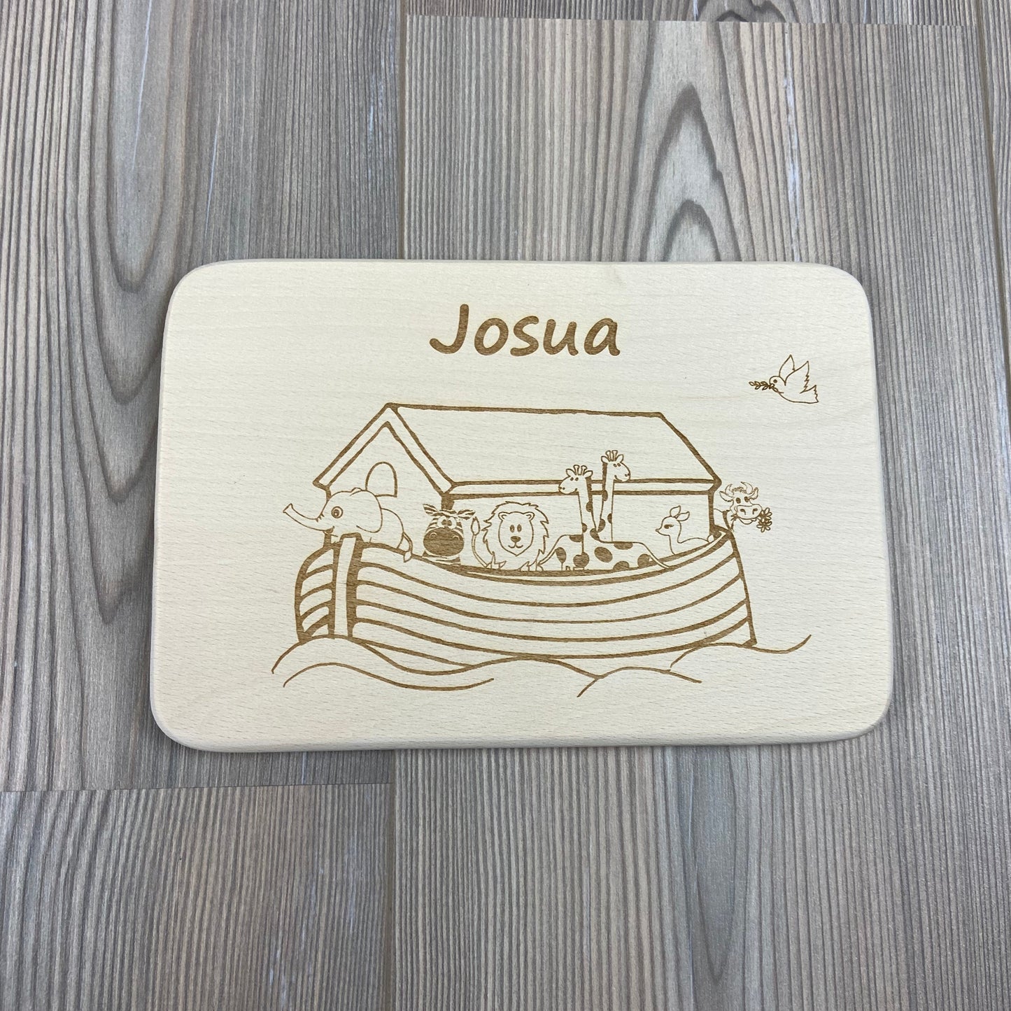 Arche Noah Brettchen mit Motiv und Name personalisiert dank individueller Gravur christliches Geschenk zur Taufe Geschenkidee für Kinder zum Geburtstag Taufe Geburt Buchenbrett Holz verschiedene Schriftarten zur Auswahl Detail
