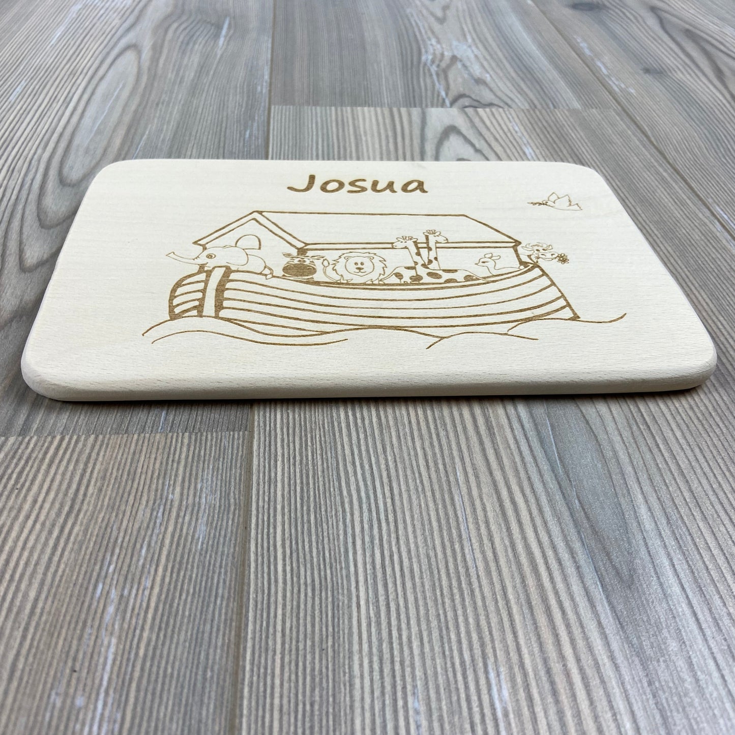 Arche Noah Brettchen mit Motiv und Name personalisiert dank individueller Gravur christliches Geschenk zur Taufe Geschenkidee für Kinder zum Geburtstag Taufe Geburt Buchenbrett Holz verschiedene Schriftarten zur Auswahl Detail 2