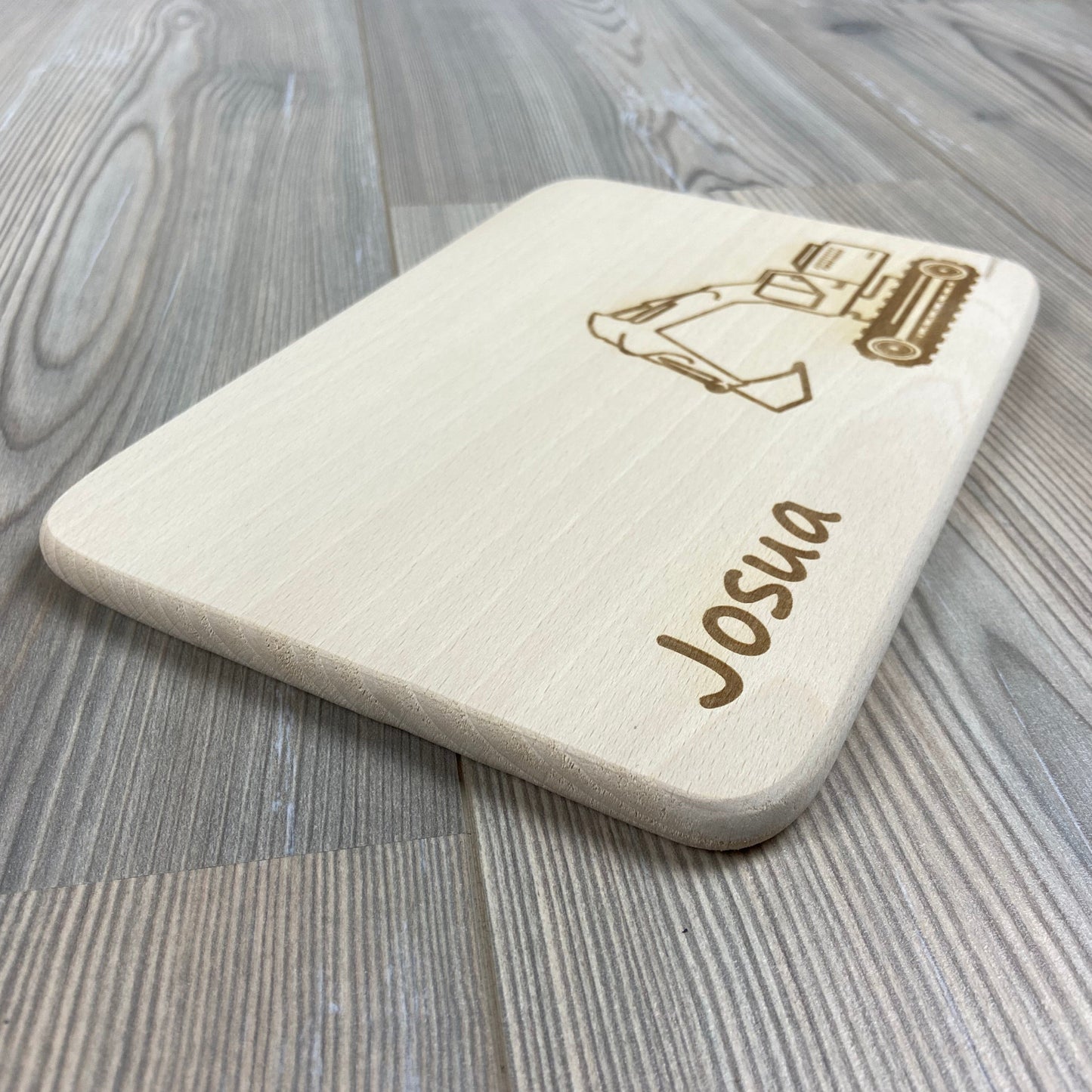 Bagger Brettchen mit Motiv und Name personalisiert dank individueller Gravur Baustelle Baustellenfahrzeug Geschenkidee für Kinder zum Geburtstag Taufe Geburt Buchenbrett Holz verschiedene Schriftarten zur Auswahl Detail