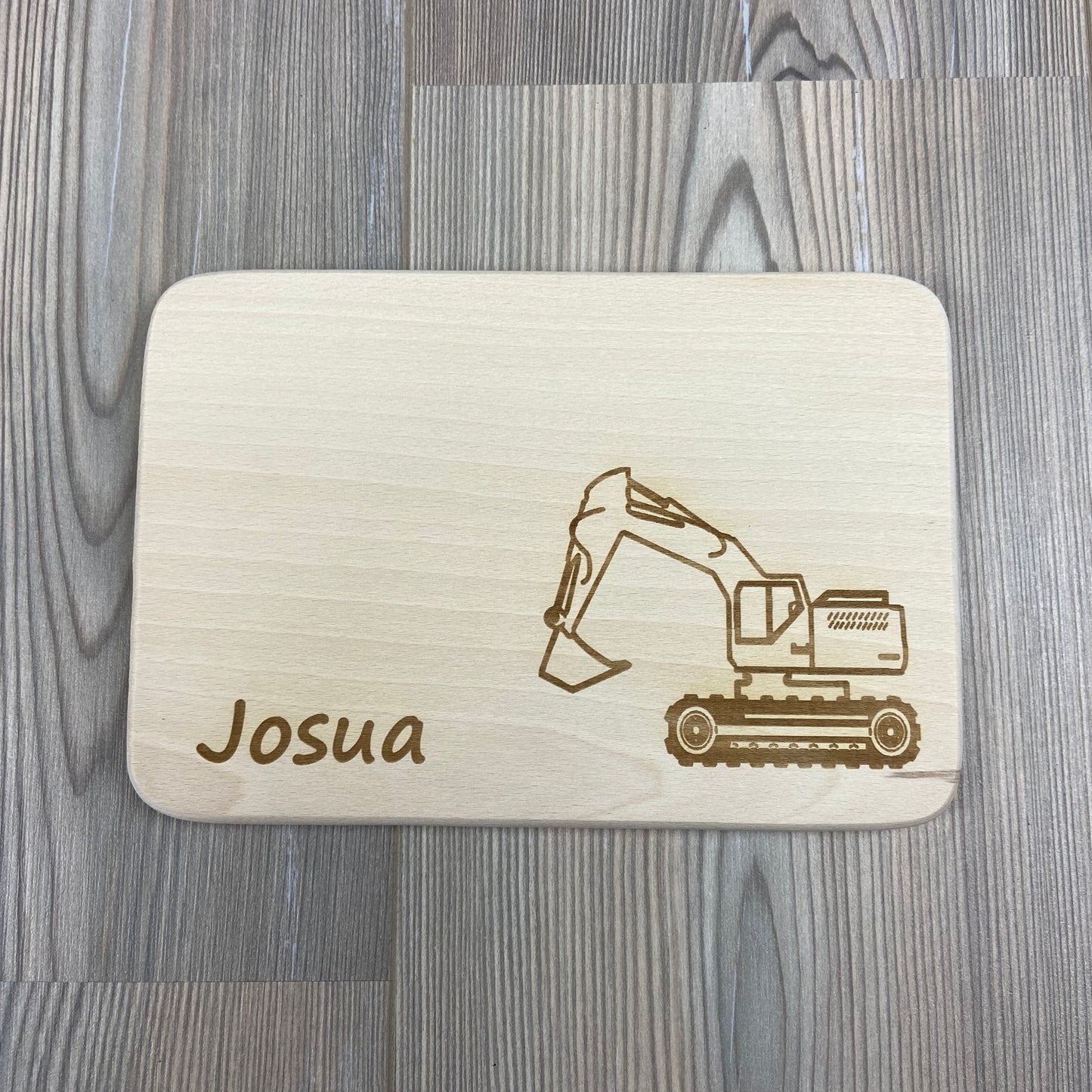 Bagger Brettchen mit Motiv und Name personalisiert dank individueller Gravur Baustelle Baustellenfahrzeug Geschenkidee für Kinder zum Geburtstag Taufe Geburt Buchenbrett Holz verschiedene Schriftarten zur Auswahl Detail 1