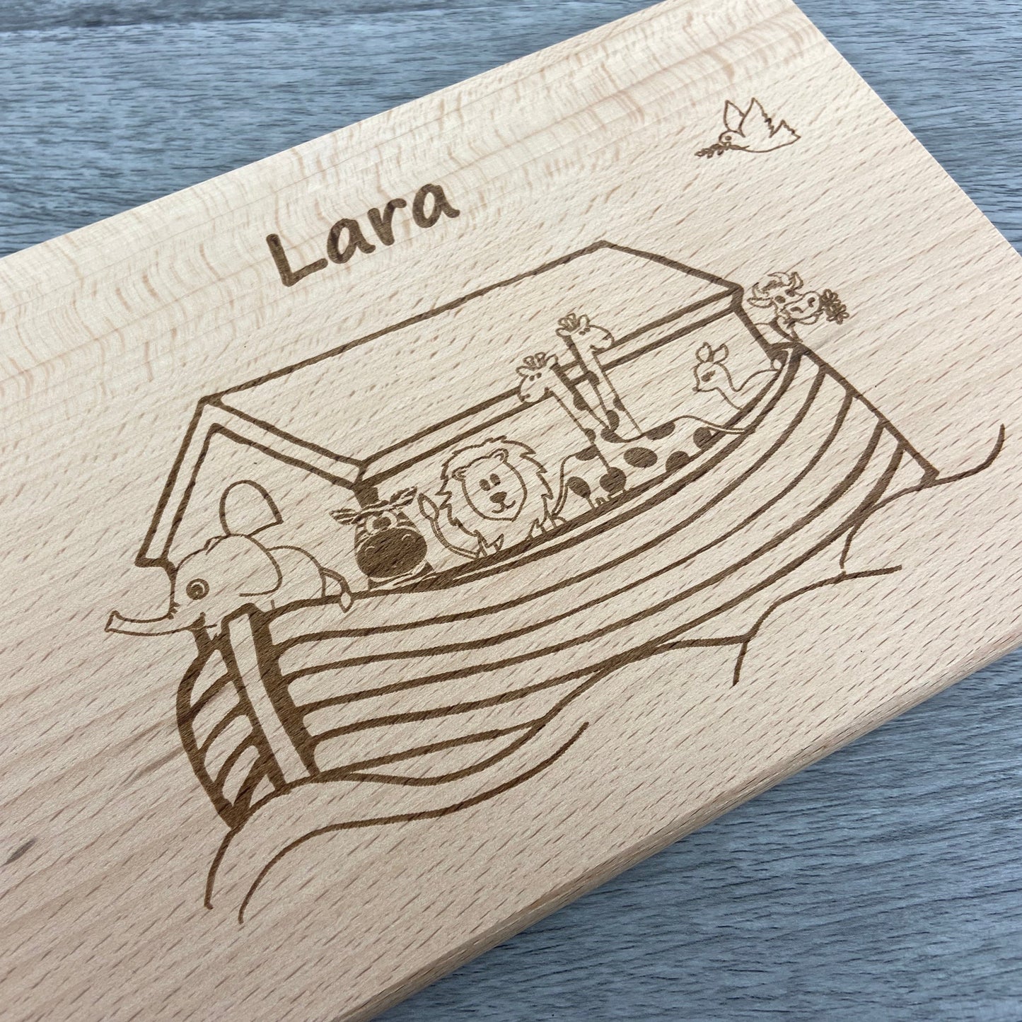 Arche Noah Brettchen mit Motiv und Name personalisiert dank individueller Gravur christliches Geschenk zur Taufe Geschenkidee für Kinder zum Geburtstag Taufe Geburt Buchenbrett Holz verschiedene Schriftarten zur Auswahl Detail