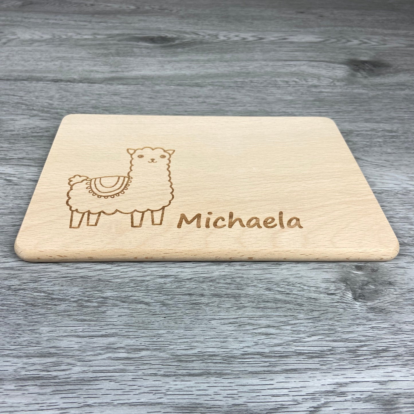 Alpaka Brettchen mit Motiv und Name mit Herz in der Hand personalisiert dank individueller Gravur Affe Zootier Geschenkidee für Kinder zum Geburtstag Taufe Geburt Buchenbrett Holz verschiedene Schriftarten zur Auswahl
