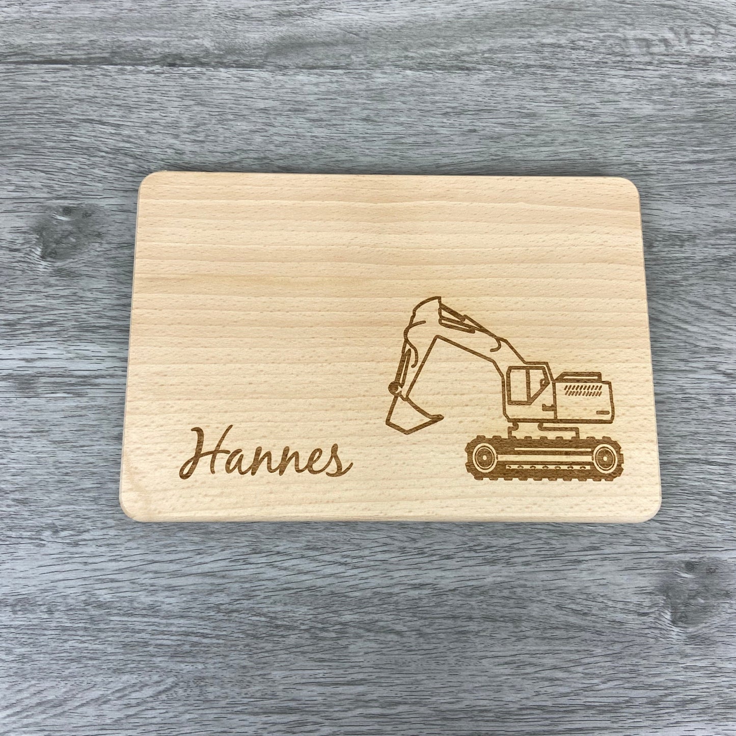 Bagger Brettchen mit Motiv und Name personalisiert dank individueller Gravur Baustelle Baustellenfahrzeug Geschenkidee für Kinder zum Geburtstag Taufe Geburt Buchenbrett Holz verschiedene Schriftarten zur Auswahl Detail 2