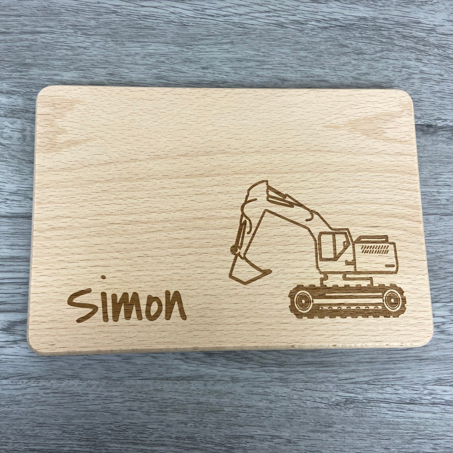 Bagger Brettchen mit Motiv und Name personalisiert dank individueller Gravur Baustelle Baustellenfahrzeug Geschenkidee für Kinder zum Geburtstag Taufe Geburt Buchenbrett Holz verschiedene Schriftarten zur Auswahl