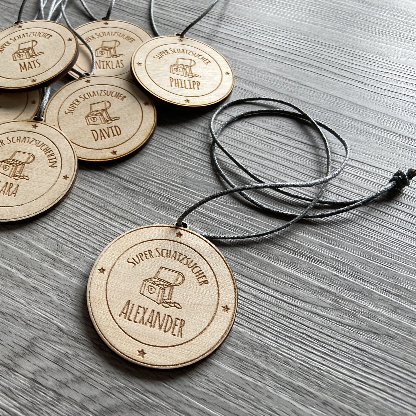 Medaille aus Holz super Schatzsucher Schatzsucherin mit Name personalisiert Schatzsuche Kindergeburtstag Geschenk für jedes Kind Schnitzeljagd Rallye individuelle Gravur auf Holz