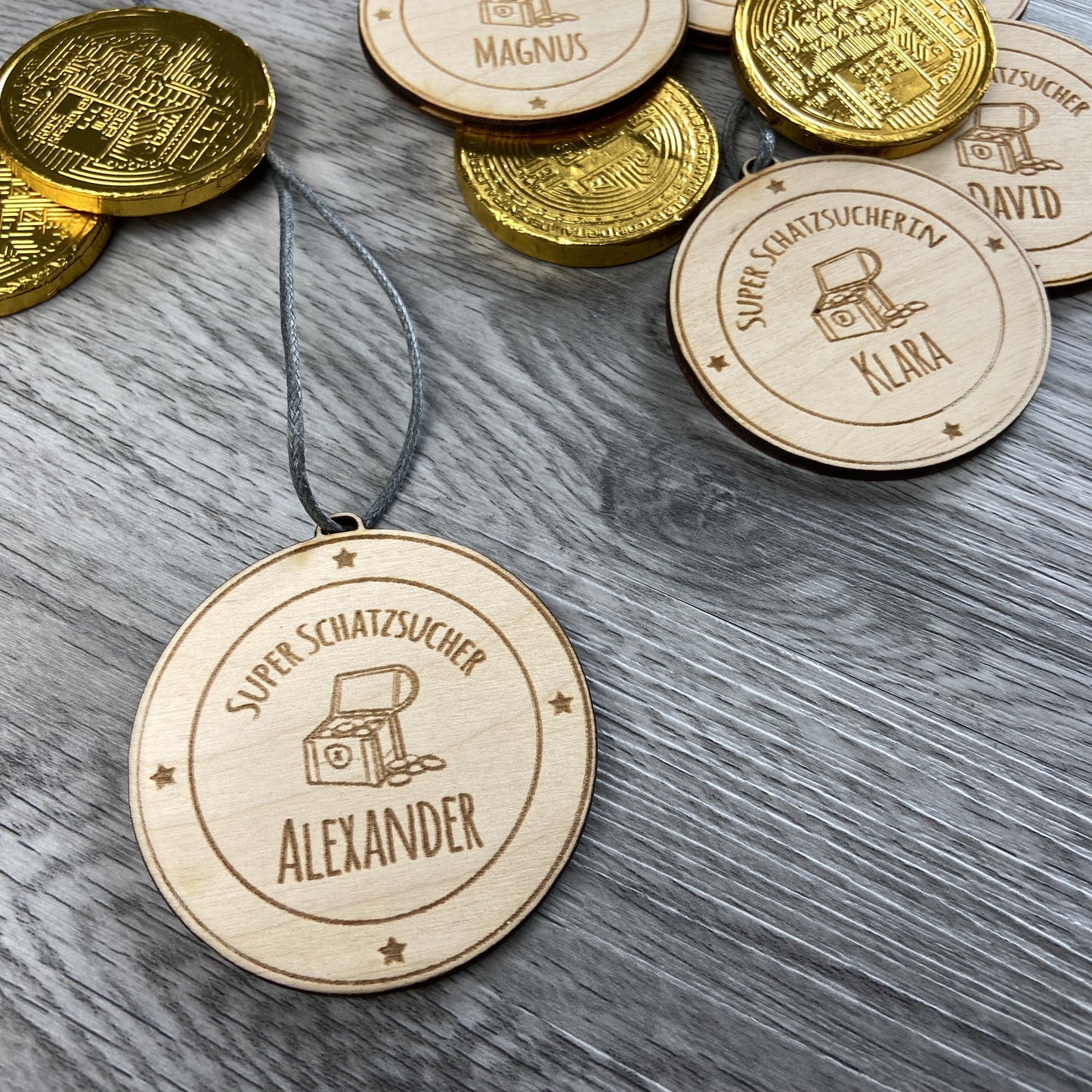 Medaille aus Holz super Schatzsucher Schatzsucherin mit Name personalisiert Schatzsuche Kindergeburtstag Geschenk für jedes Kind Schnitzeljagd Rallye individuelle Gravur auf Holz
