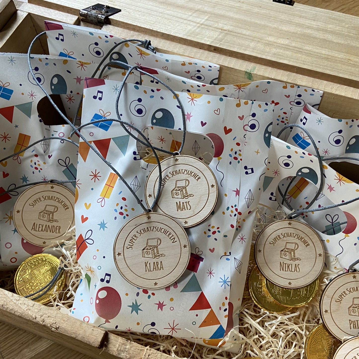 Medaille aus Holz super Schatzsucher Schatzsucherin mit Name personalisiert Schatzsuche Kindergeburtstag Geschenk für jedes Kind Schnitzeljagd Rallye individuelle Gravur auf Holz Beispiel Schatzkiste