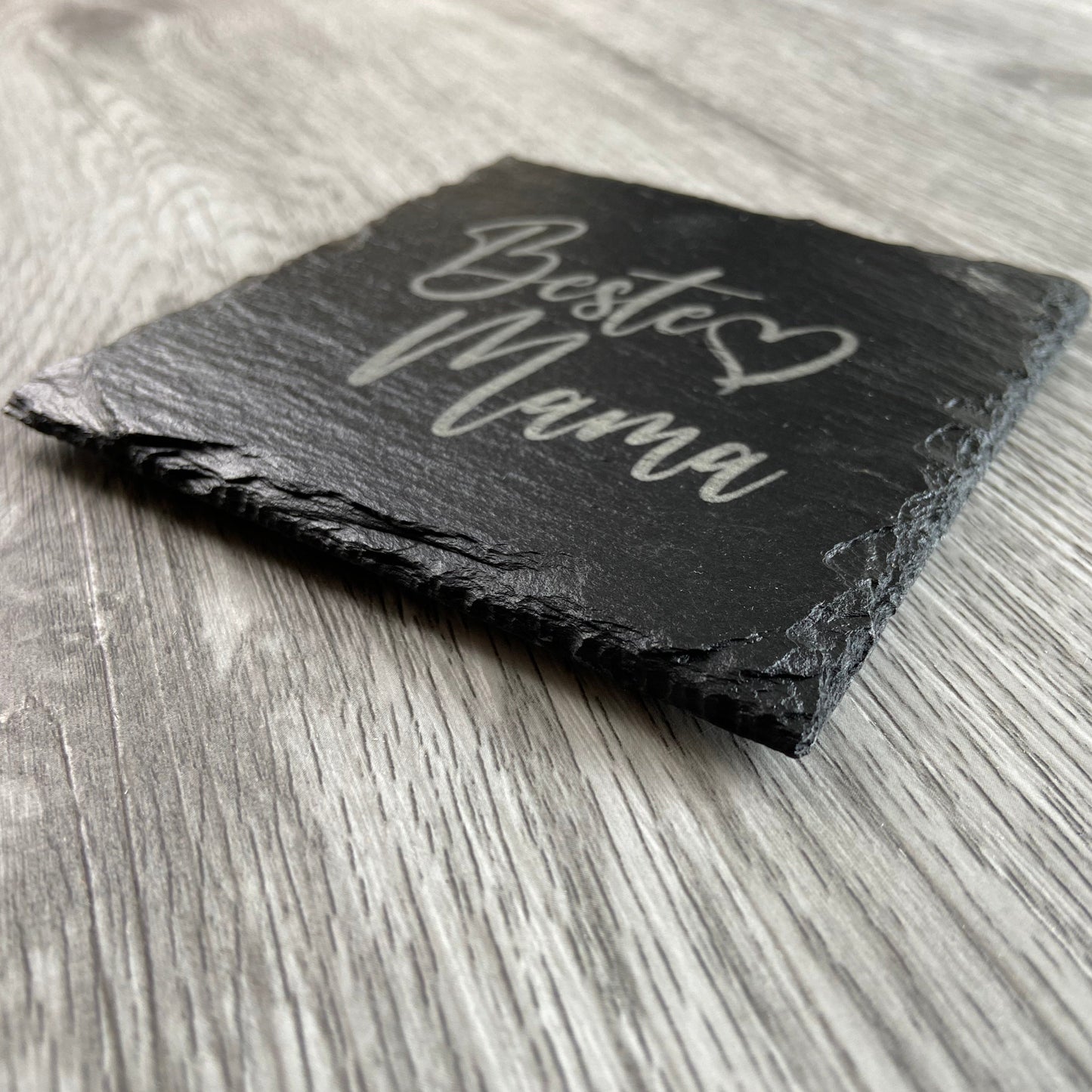 Schrägansicht Untersetzer aus Schiefer mit Gravur "Beste Mama" und kleinem Herz - Geschenkidee zum Muttertag