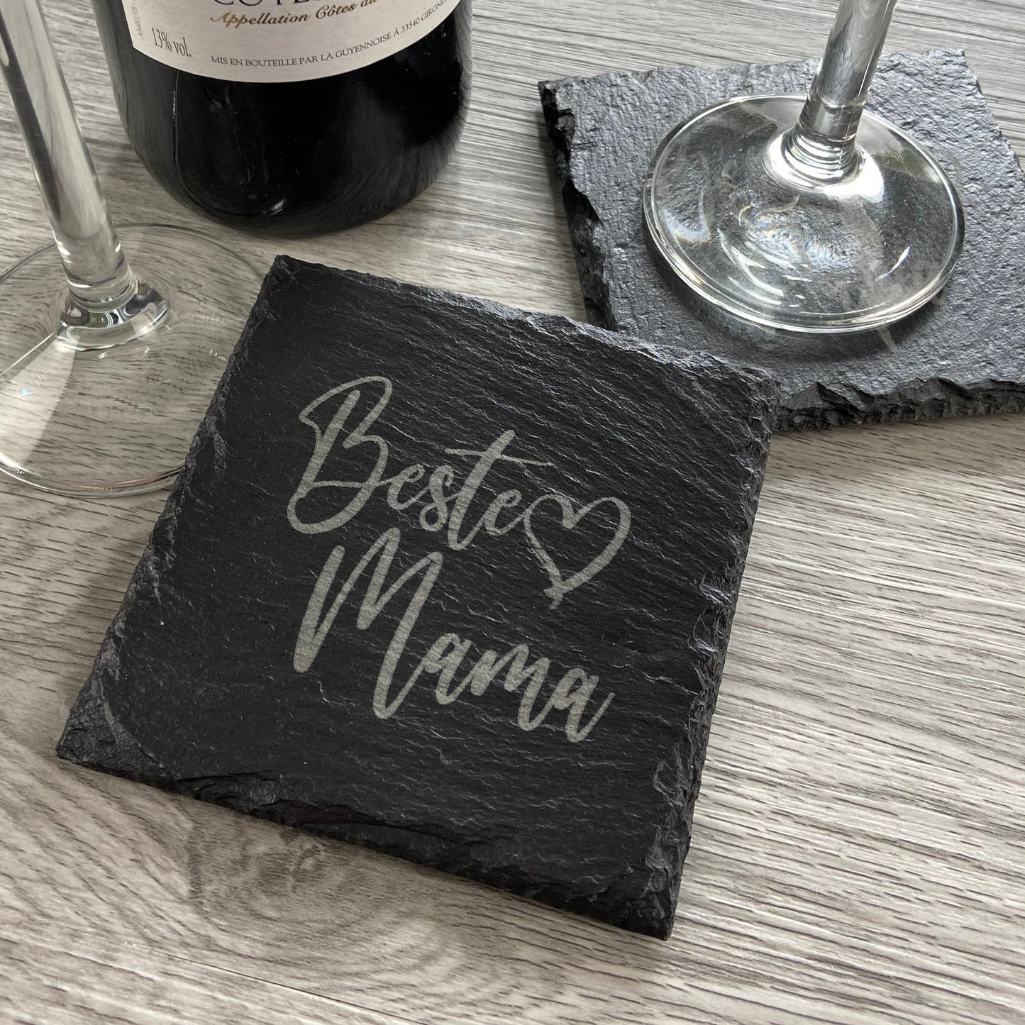 Schieferuntersetzer mit Gravur Beste Mama Anwendungsbeispiel mit Weinglas