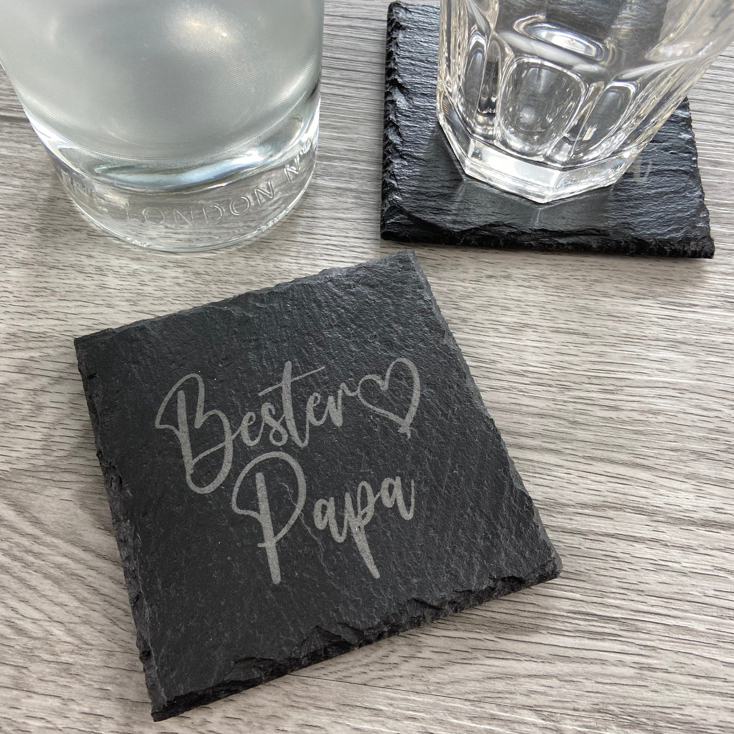 Schieferuntersetzer mit Gravur Bester Papa, Geschenkidee zum Vatertag, Anwendungsbeispiel mit Gin Glas