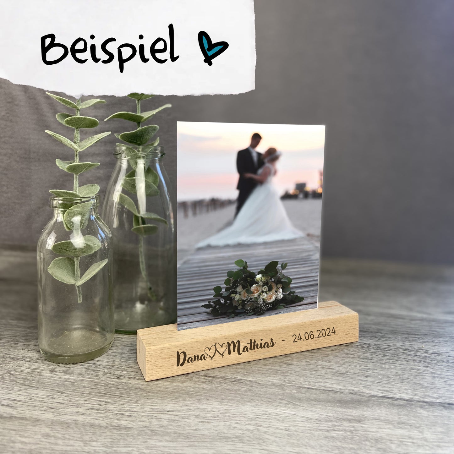 Kartenhalter aus Buche - Beispiel mit individuellem Text Geschenkidee zur Hochzeit - Name und Daten des Brautpaares