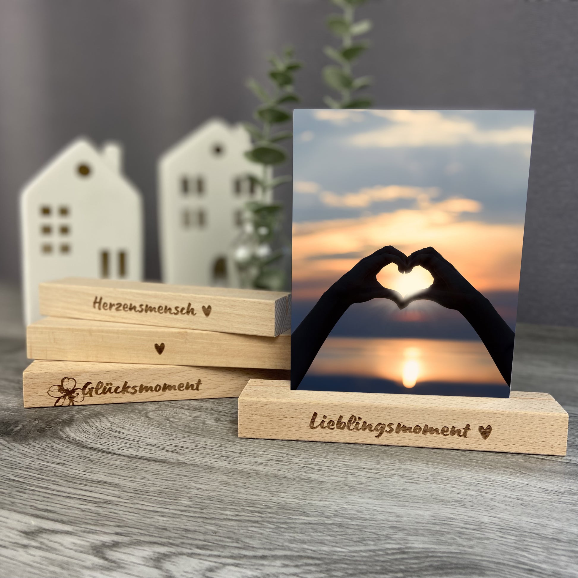 Kartenhalter vier verschiedene Designs . Lieblingsmoment, Herzensmensch, Herz, Glücksmoment - Buchenholz, Holzsockel für Foto oder Karte