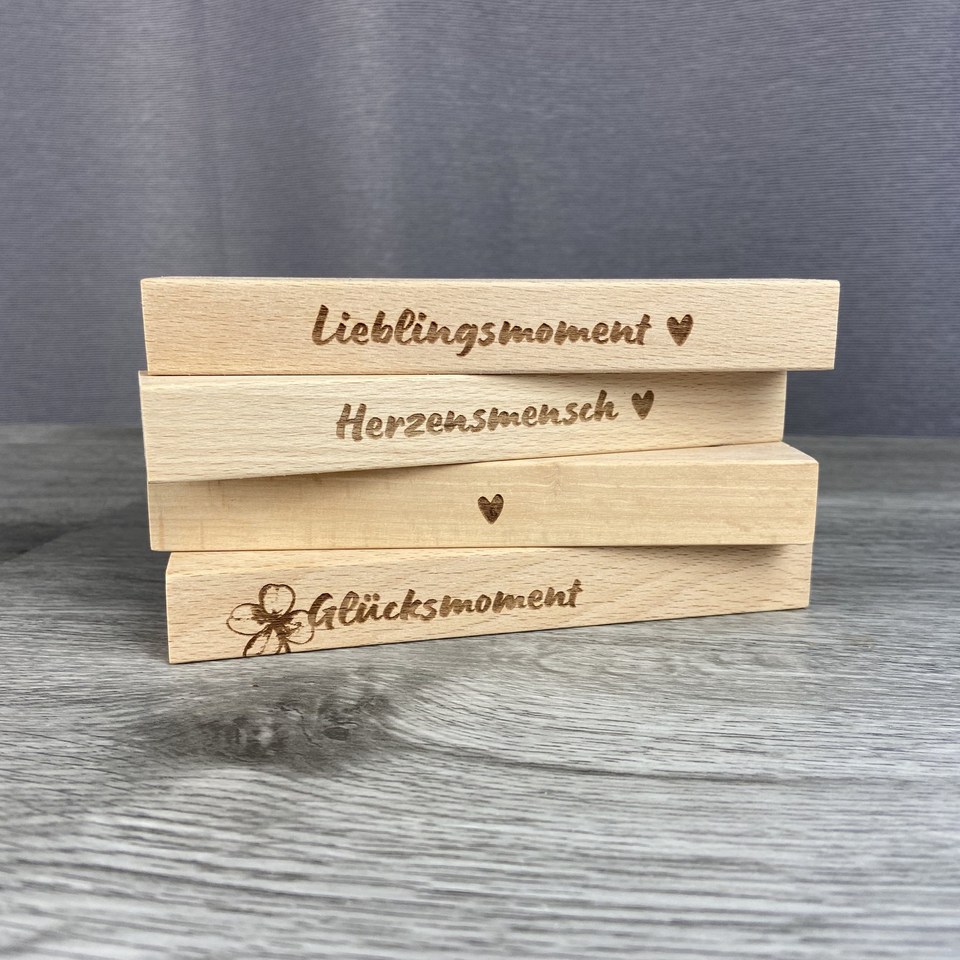 Kartenhalter wähle aus vier verschiedenen Designs . Lieblingsmoment, Herzensmensch, Herz, Glücksmoment - Buchenholz, Holzsockel für Foto oder Karte