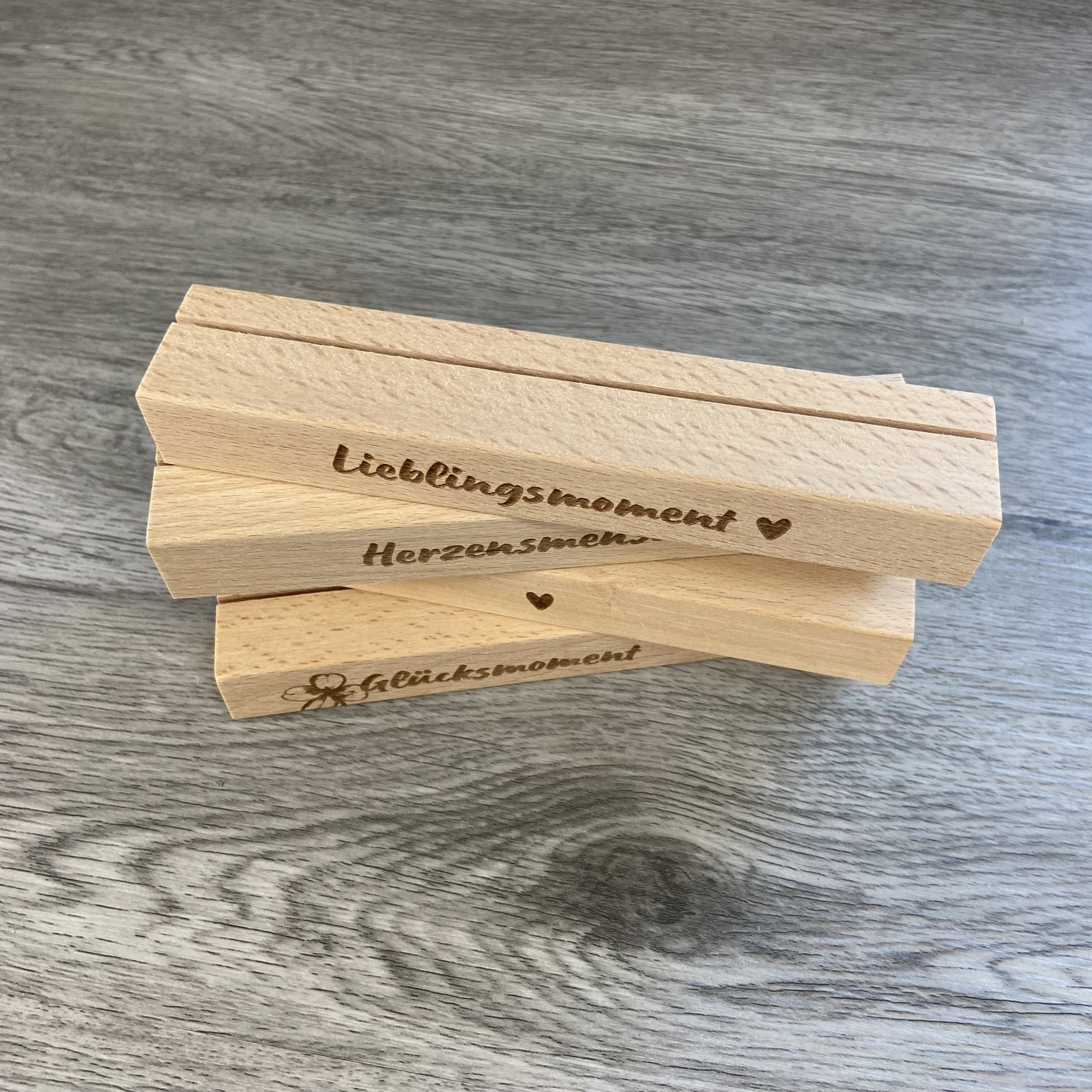 Draufsicht Kartenhalter vier verschiedene Designs . Lieblingsmoment, Herzensmensch, Herz, Glücksmoment - Buchenholz, Holzsockel für Foto oder Karte