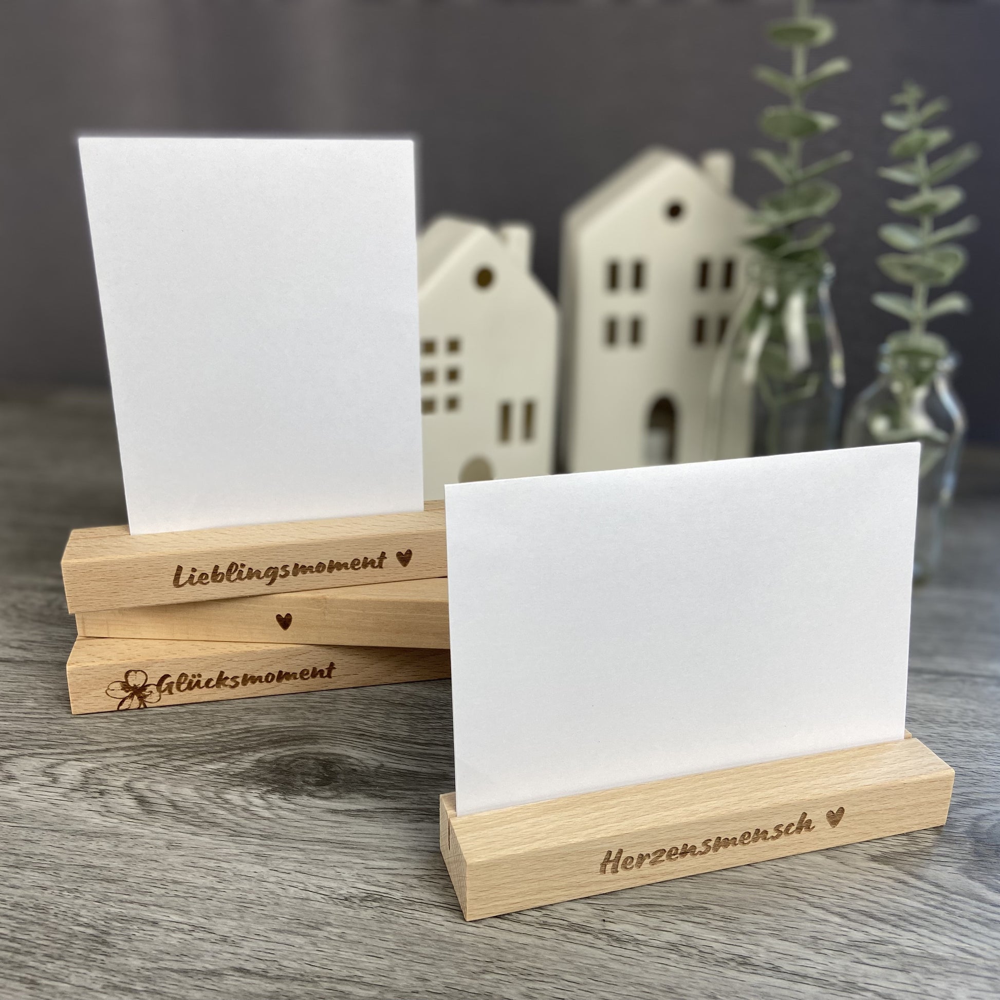 Kartenhalter in vier verschiedenen Designs: Lieblingsmoment, Herzensmensch, Herz, Glücksmoment – aus Buchenholz, mit Holzsockel für Fotos oder Karten.