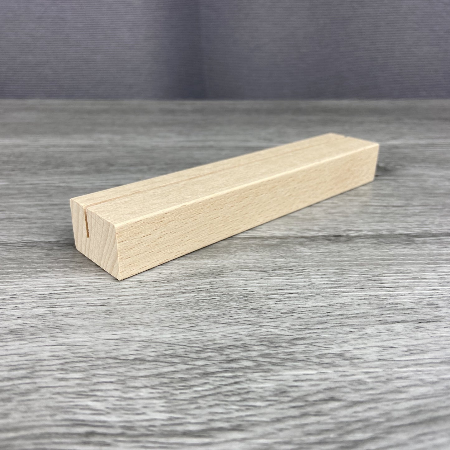 Detailansicht Kartenhalter aus Buchenholz mit individueller Gravur - Wunschtext