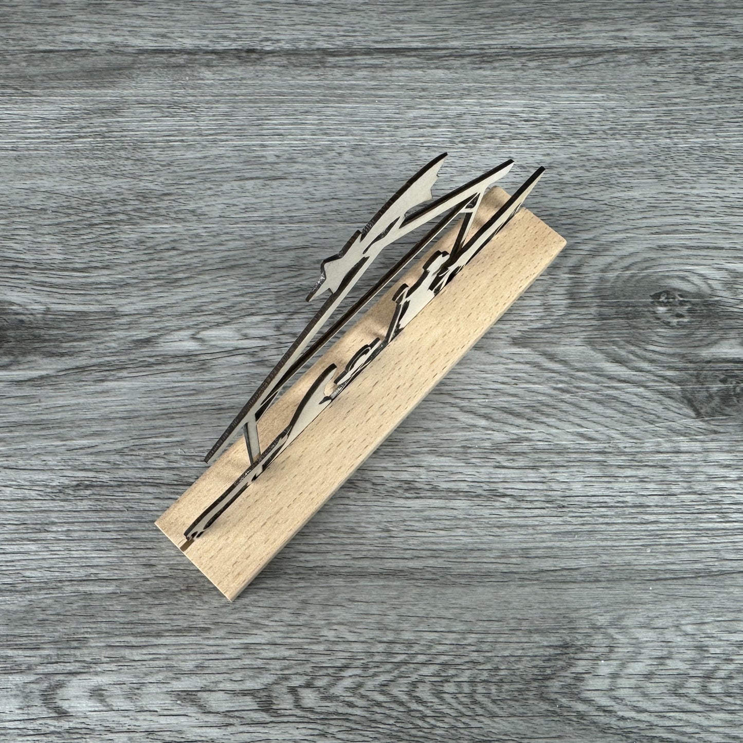 Draufsicht Weihnachtskrippe Mini zum Mitnehmen, Verschicken, Versenden, Weihnachtspäckchen, Geschenkidee, filigran modern aus Holz, Stille Nacht heilige Nacht als Gravur auf Holzsockel