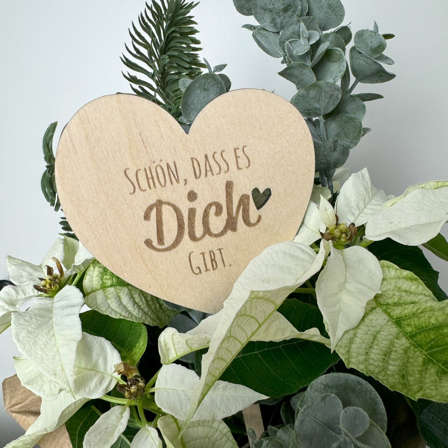 Blumenstecker aus Holz in Herzform mit Gravur Schön, dass es dich gibt - ideal als Geschenk und Dekoration von Blumensträußen, Topfblumen, Pflanzen oder Präsentkörben, Geschenkkisten