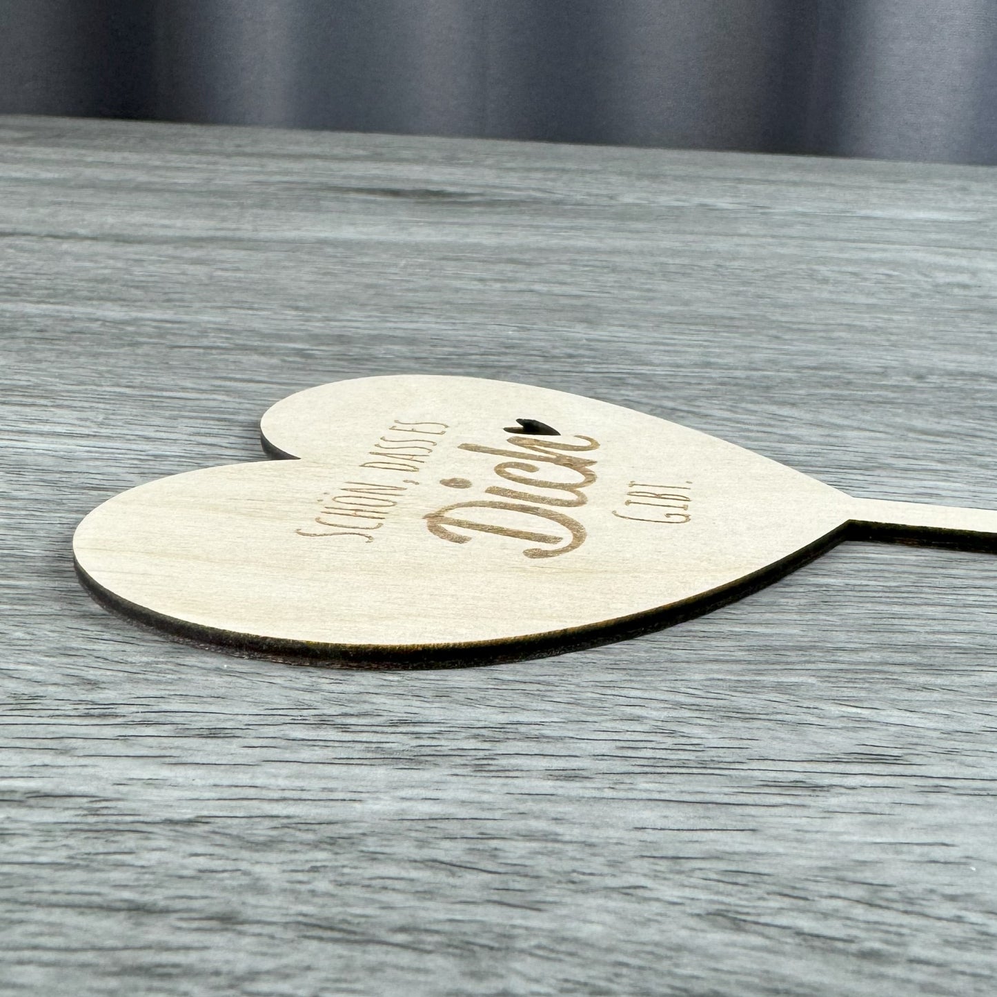 Detailansicht von der Seite - Blumenstecker aus Holz in Herzform mit Gravur Schön, dass es dich gibt - ideal als Geschenk und Dekoration von Blumensträußen, Topfblumen, Pflanzen oder Präsentkörben, Geschenkkisten