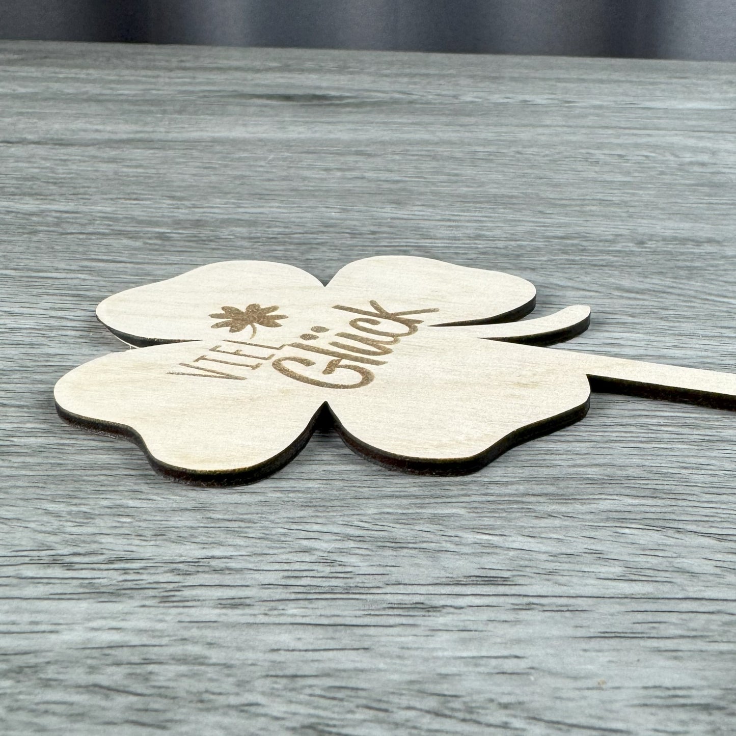 Seitenansicht Detail - Blumenstecker aus Holz in Kleeblattform mit Gravur "Viel Glück" - Glück wünschen, Geschenk