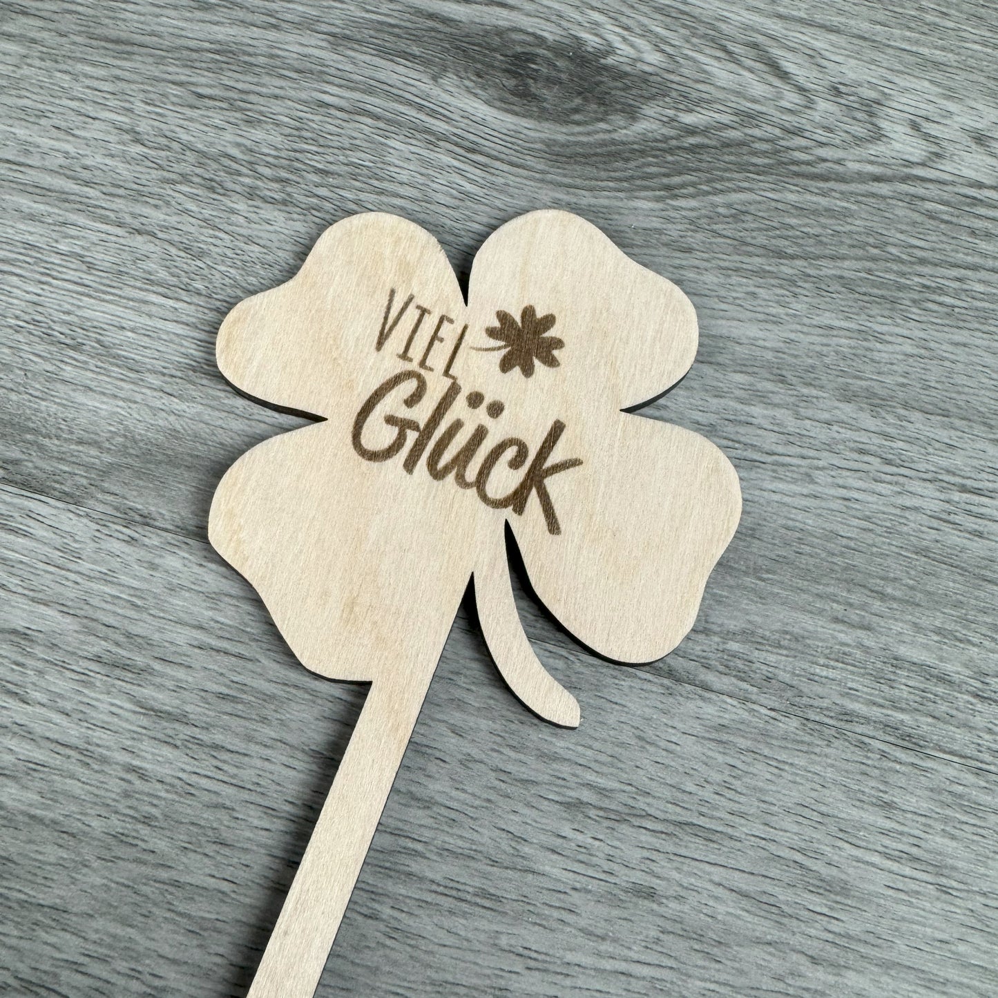 Detailansicht Blumenstecker aus Holz in Kleeblattform mit Gravur "Viel Glück" - Glück wünschen, Geschenk