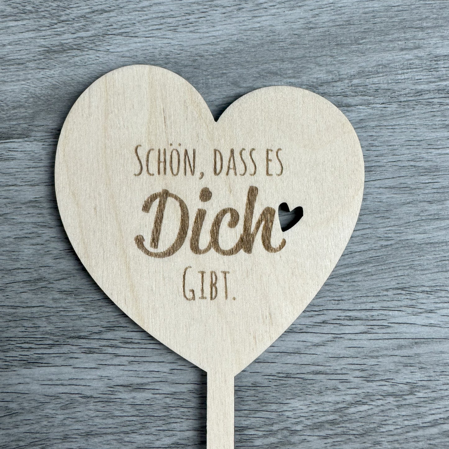 Detailansicht Front Blumenstecker aus Holz in Herzform mit Gravur Schön, dass es dich gibt - ideal als Geschenk und Dekoration von Blumensträußen, Topfblumen, Pflanzen oder Präsentkörben, Geschenkkisten