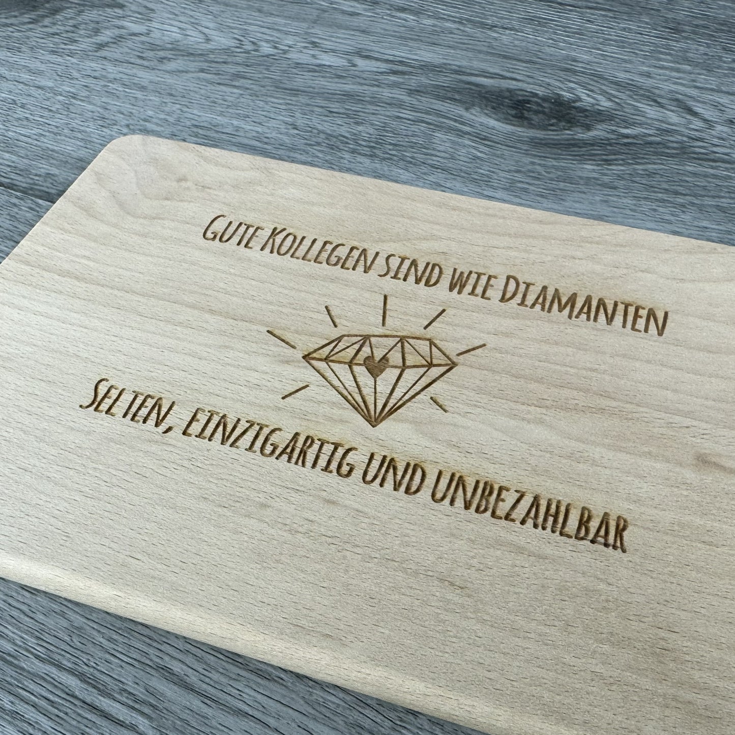 Detailansicht Brettchen für Kollegen Kolleginnen - Spruch: Gute Kollegen sind wie Diamanten - selten, einzigartig und unbezahlbar