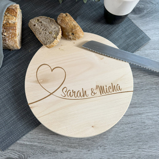 Graviertes Holzbrett mit Namen und Herz für Paare – Geschenkidee zur Hochzeit oder zum Valentinstag.