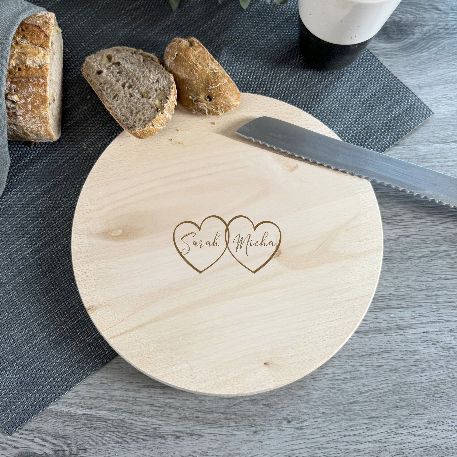 Graviertes Holzbrett mit Namen und zwei Herzen für Paare – Geschenkidee zur Hochzeit oder zum Valentinstag.
