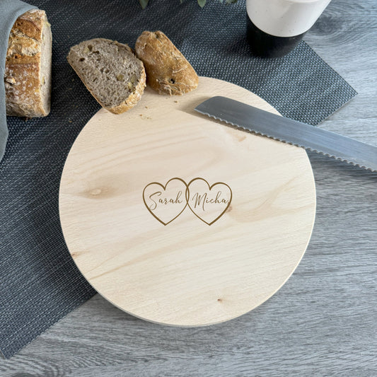 Graviertes Holzbrett mit Namen und zwei Herzen für Paare – Geschenkidee zur Hochzeit oder zum Valentinstag.