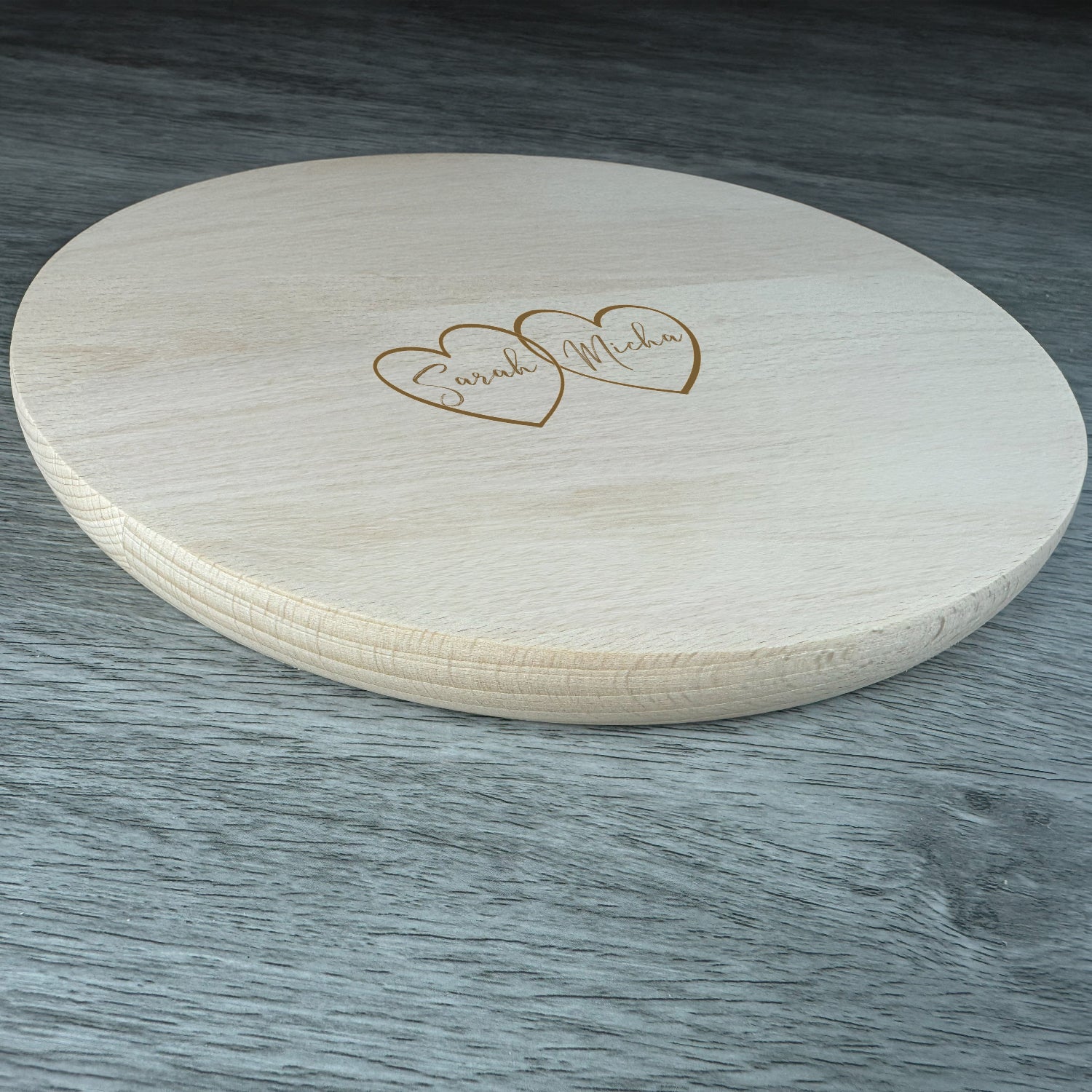 Graviertes Holzbrett mit Namen und zwei Herzen ideal für Paare – Geschenkidee zur Hochzeit oder zum Valentinstag.