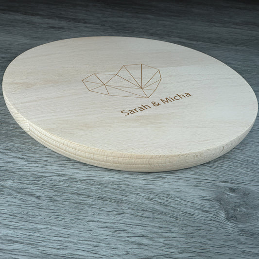 Schneidebrett im trendigen modernen Design mit geometrischen Herz und Namen graviert individuelles Geschenk