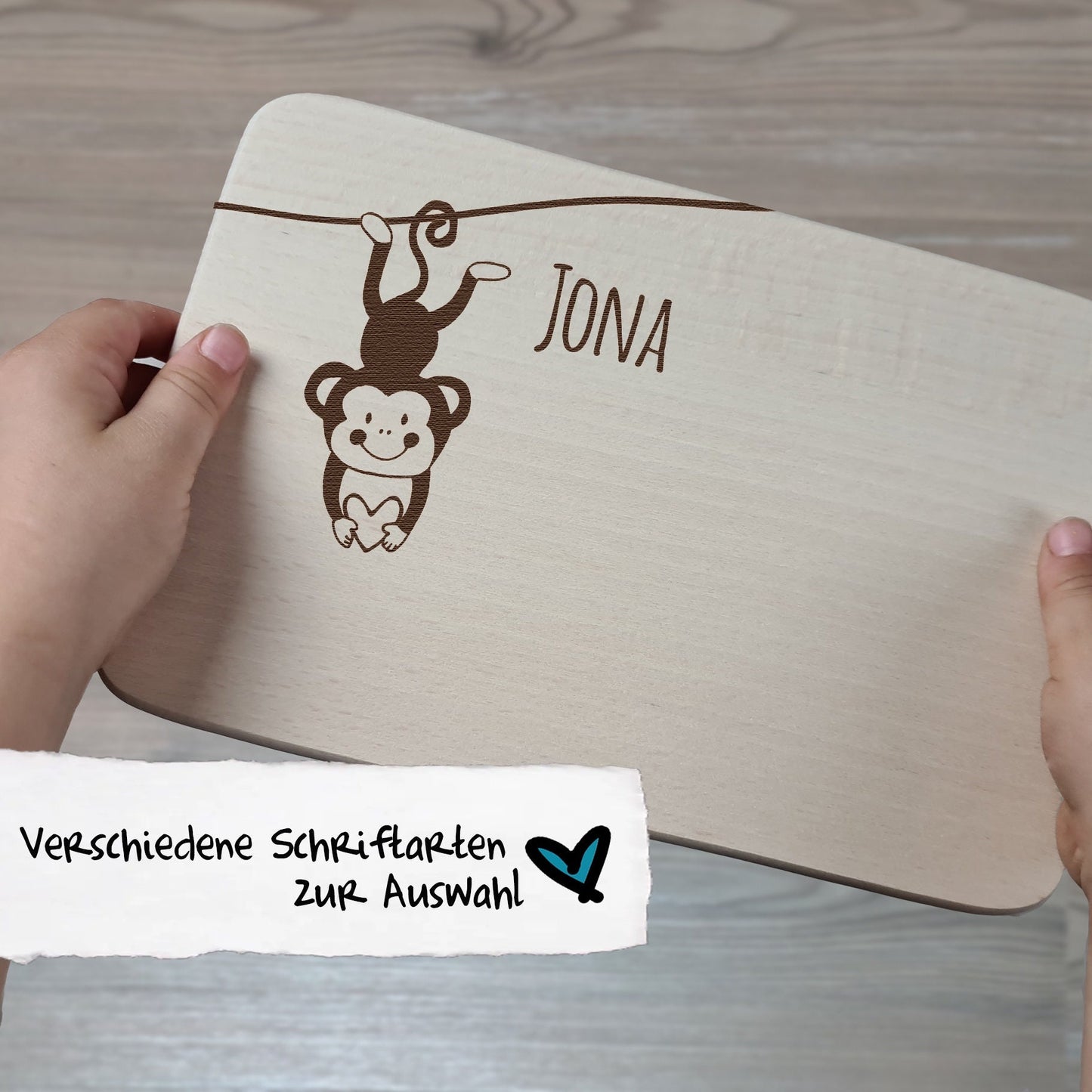Brettchen mit Motiv und Name kleines Äffchen mit Herz in der Hand personalisiert dank individueller Gravur Affe Zootier Geschenkidee für Kinder zum Geburtstag Taufe Geburt Buchenbrett Holz verschiedene Schriftarten zur Auswahl