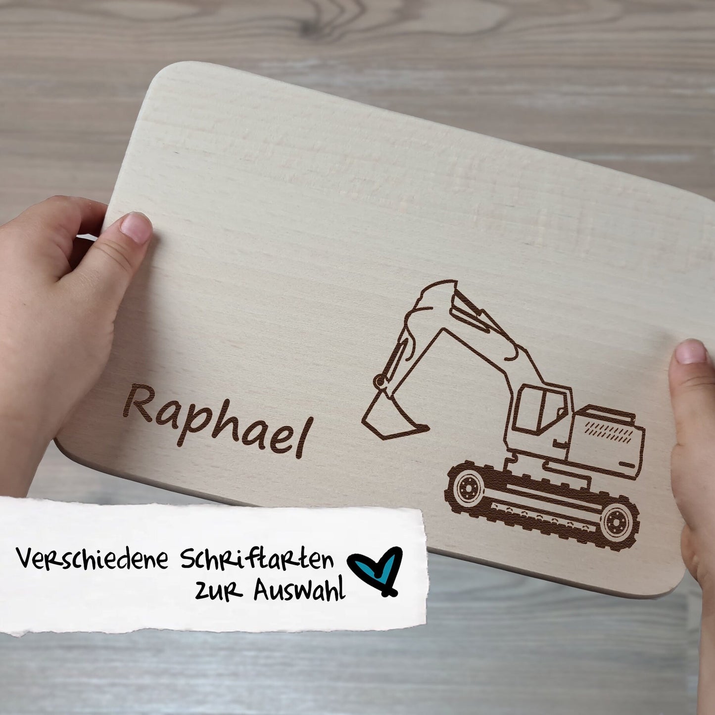 Bagger Brettchen mit Motiv und Name personalisiert dank individueller Gravur Baustelle Baustellenfahrzeug Geschenkidee für Kinder zum Geburtstag Taufe Geburt Buchenbrett Holz verschiedene Schriftarten zur Auswahl