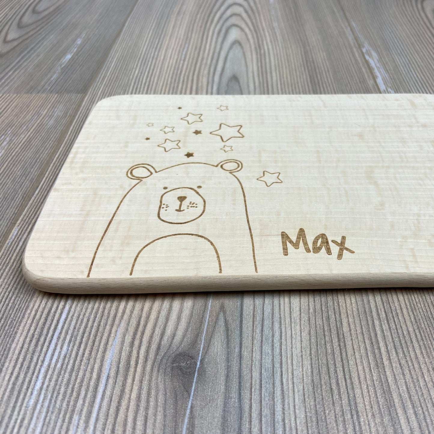 Details Bär mit Sternen Brettchen mit Motiv und Name personalisiert dank individueller Gravur Braunbär Teddybär Geschenkidee für Kinder zum Geburtstag Taufe Geburt Buchenbrett Holz verschiedene Schriftarten zur Auswahl